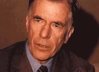 Джон Гэлбрейт – американский экономист. Он является одним из самых крупных, влиятельных теоретиков-экономистов прошедшего столетия. Автор многих работ по экономике, которые получили высокую литературную ценность. Первый литературный труд, принесший значительную известность автору, носит название «Американский капитализм: концепция уравновешивающей силы». В этой работе были отражены его леволиберальные взгляды. Очень широко известна ироничная работа под названием «Новое индустриальное государство». Детские годы, отрочество, юность Будущий экономист появился на свет в октябре 1908 года в Канаде в семье шотландцев, эмигрировавших в Канаду в 18 веке. В 1937 году принял гражданство США. Ушел из жизни в 2006 году в Кембридже в США в возрасте 97 лет. Всего в семье было четверо детей. Отец работал школьным училищем и параллельно занимался фермерством. Мать – домохозяйка и общественный активист общины, в которой находилась семья. Мать Джона умерла рано, когда мальчику было всего 14 лет. Будущий экономист и автор многих работ сначала учился в школе, затем в колледже, где получил бакалавра по сельскохозяйственной экономике. Окончил университет в Торонто. В 1933 году стал обладателем степени магистра. В следующем 1934 году удостоился степени доктора наук. Карьера и достижения В 1934 году была начата преподавательская деятельность Джона. За годы своей жизни работал в нескольких университетах – Калифорнийском, Гарвардском, Принстонском. Был президентом Экономической американской ассоциации в 70-х годах, иностранным членом АН СССР в 80-х годах. Является лауреатом многих премий, представлял институциональное направление в экономической деятельности. В 1949-75-х годах является профессором экономики в Гарварде. Работал по вопросам цен во время Второй мировой войны, был послом в Индии (1961-63 года), советником президента Д. Кеннеди, Б. Клинтона. С декабря 1988 года – иностранный член ВАН по Определению проблем экономики мира, а также международных отношений. Последние годы жизни, не сбавляя темп, продолжал активно работать. Он много трудился на благо общества, преподавал, писал, публиковал письма, эссе. Награды В 1993 году награжден золотой медалью им. Ломоносова за достижения в экономической, социальной области. Кавалер Президентской медали Свободы дважды: в 1949 г вручен президентом Америки Трумэном, в 2000 – президентом США Клинтоном. В 2001 году награжден орденом Падма Вибхушан, который принято считать второй высшей наградой Индии, за укрепление взаимодействия двух стран - США, Индии. Личная жизнь Родился в октябре в 1908 году в Канаде. В 1937 году был женат на Кэтрин Атватер. Пара имела четверо детей, 10 внуков и прожила вместе почти семь десятилетий. Умер в глубокой старости в возрасте 97 лет. Случилось это 29 апреля 2006 года в Кэмбридже по естественным причинам. Идеи и убеждения Джон критически относился к утверждению о том, что на экономическом рынке силы равны и находятся в свободной конкуренции. Он придерживался мнения, что общество потребления приводит к экономическому дисбалансу. И это обусловлено тем, что слишком много ресурсов задействовано в производстве товаров для потребления и совсем мало для общественных нужд, развития инфраструктуры. Также он критиковал мнение защитников монетаризма, что затраты государства могут привести к снижению безработицы. Его взгляды касательно развития общества были в согласии с учением экономического характера Кейнса, изложенного в книге «Общество изобилия». В ней документально подтверждалась тенденция создания частного великолепия и нищеты общественной путем образования свободного рыночного капитализма. Он был уверен в роли правительства в планировании экономики. Он уверял, что мотивация больших корпораций зависит от влияния ведомственного управления. Ими управляет желание обрести безопасность, расширится, а не стремление получить максимальную прибыль. Рекламу он воспринимал как средство достижения власти в определенной области и закрепления экспансии. С другой стороны развитие корпораций сдерживается уравновешенной силой, то есть профсоюзами, другими фирмами, потребительскими группами, а также правительством. Также он считал, что в условиях современной экономики женщины стали собой представлять класс завуалированной прислуги. В его печатной работе «Экономическая теория и цели общества» отмечаются следующие нюансы. Корпорации, которыми управляет техноструктура, - это планирующая экономическая подсистема, в то время когда мелкие компании, предприятия составляют рыночную подсистему. При этом первая эксплуатирует вторую, что приводит к неравенству прибыли. Также он считал, что в экономике СССР первые места также принадлежат техноструктуре, и как итог такому положению вещей – конвергенция эволюционная рыночной, плановой экономической системы. Также в своей работе он ввел такое понятие, как самоэксплуатация, подразумевая под этим термином человека, который работает в своей же фирме. В 70-х годах будущее человечества предстало не в лучшем свете, и Гелбрейт вместе с Бжезинским, Фурастье и Тоффлером стали создателями «Римского клуба». Деятельность организации заключалась в анализе перспектив, возможностей и планировании развития цивилизации настоящего времени. В качестве заключения Сегодня очень мало экономистов, которые имеют столь успешную и разностороннюю карьеру. Имя Гэлбрейта получило широкую известность. С ним были также знакомы студенты советских вузов, однако его имя использовалось в качестве мишени для критики. Советская идеоголия негативно относилась к американским теориям, которые были полностью противоположны тогдашним идеям построения коммунизма. Его последняя работа - «Экономика невинного обмана», увидевшая свет в 2004 году. В ней автор ставит под сомнения многие общественные тезисы, которые используются в формировании существующей экономической системы. По его мнению, отличия между «государственными» и «частными» областями экономики в большей мере выдумка, а не действительность. Также он сомневался в том, что в современных условиях акционеры и директора действительно играют значительную роль в развитии фирмы. Он допускал критические высказывания о Федеральной системе США, заявлял, что настоящие достижения намного скромнее, чем об этом принято говорить. Гэлбрейт – известный диссидент, он не боялся высказываться резко и критически о политике своей страны, в частности о войне в Америке и Вьетнаме, вторжении в Ирак.