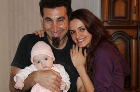 Серж Танкян с женой и дочкой