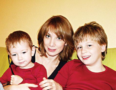 Дарья Юрская с сыновьями