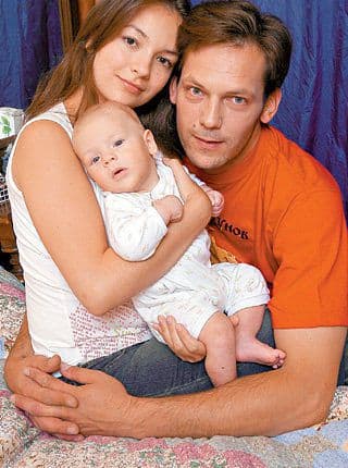 Ольга Павловец с мужем и ребенком