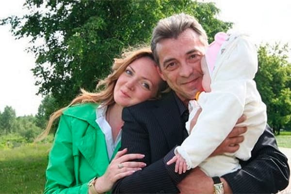 Николай Добрынин с женой и ребенком