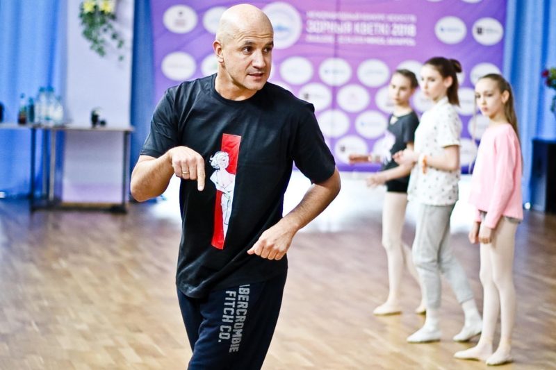 Егор Дружинин обучает танцам