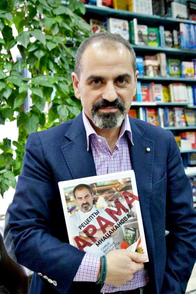 Арам Мнацаканов с одной из своих книг