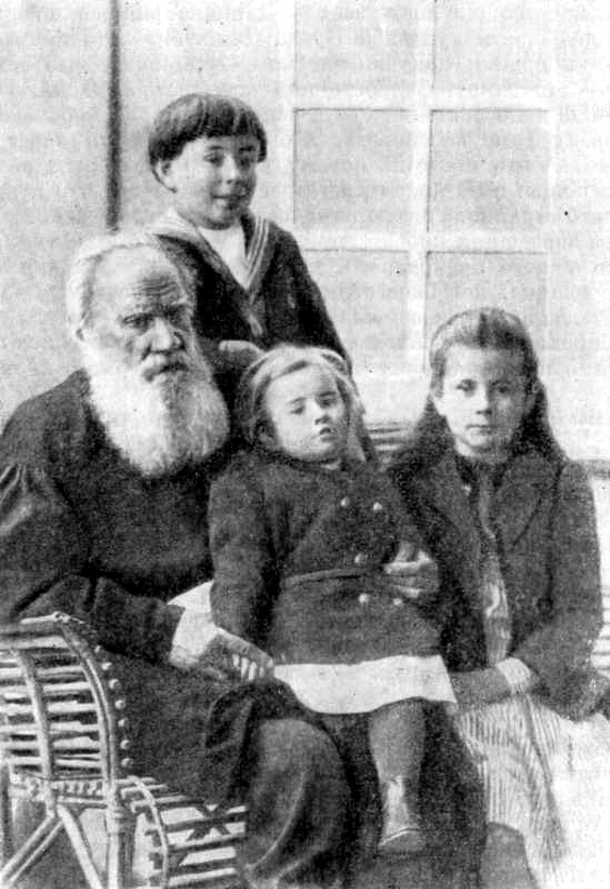 Толстой лев с детьми фото