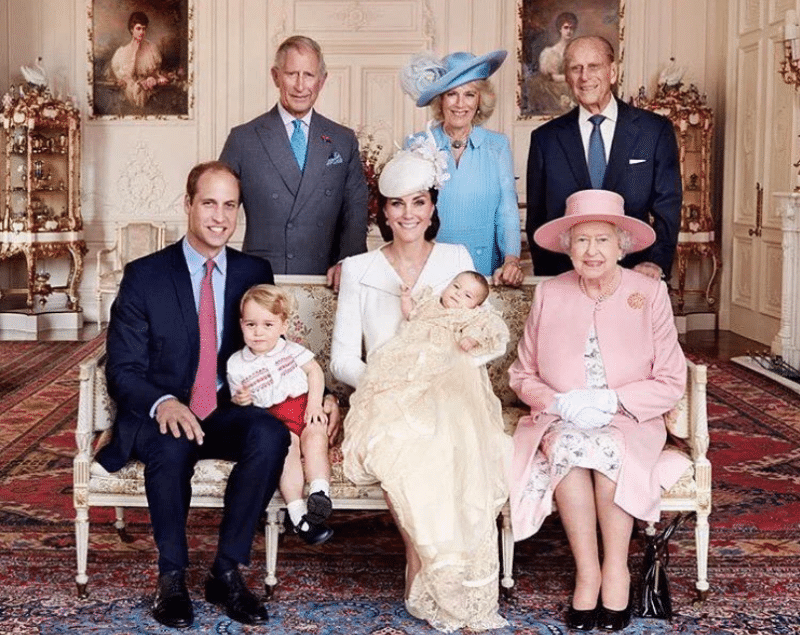 Королева Елизавета II с семьей