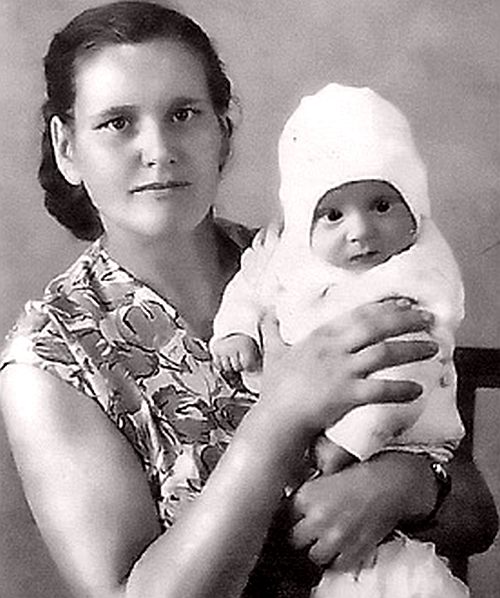 Сергей Маковецкий в детстве с мамой