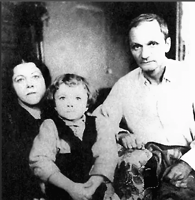Андрей Платонов с женой и ребенком