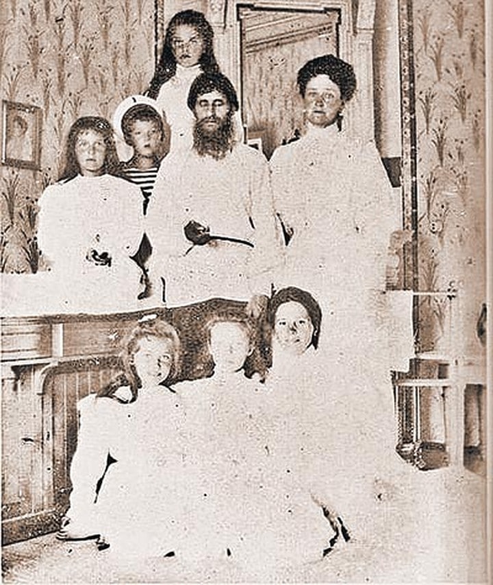 Григорий Распутин с царской семьей
