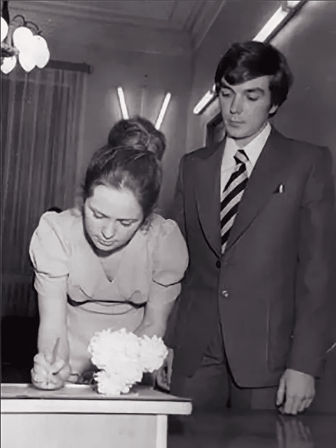 Юрий Николаев в загсе с первой женой Галиной