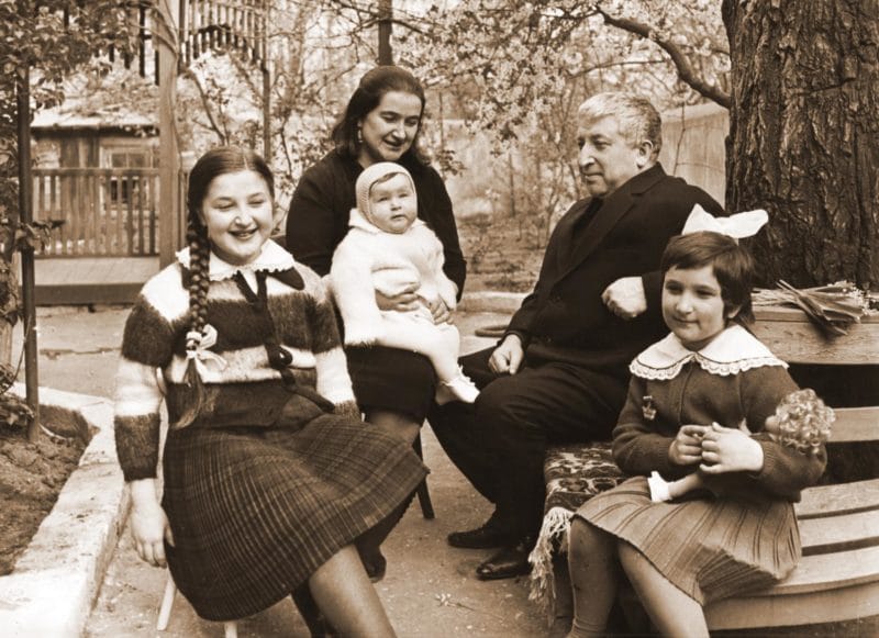Расул Гамзатов с семьей