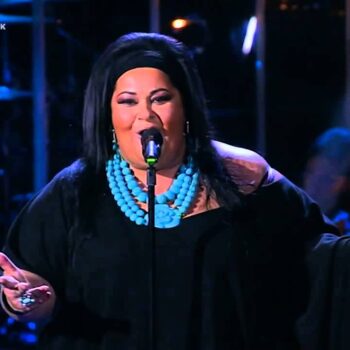 Спела дама. Женщина поет минск. Матвейчук политик. Девушка с синтезатором. Певица бабушка рока.