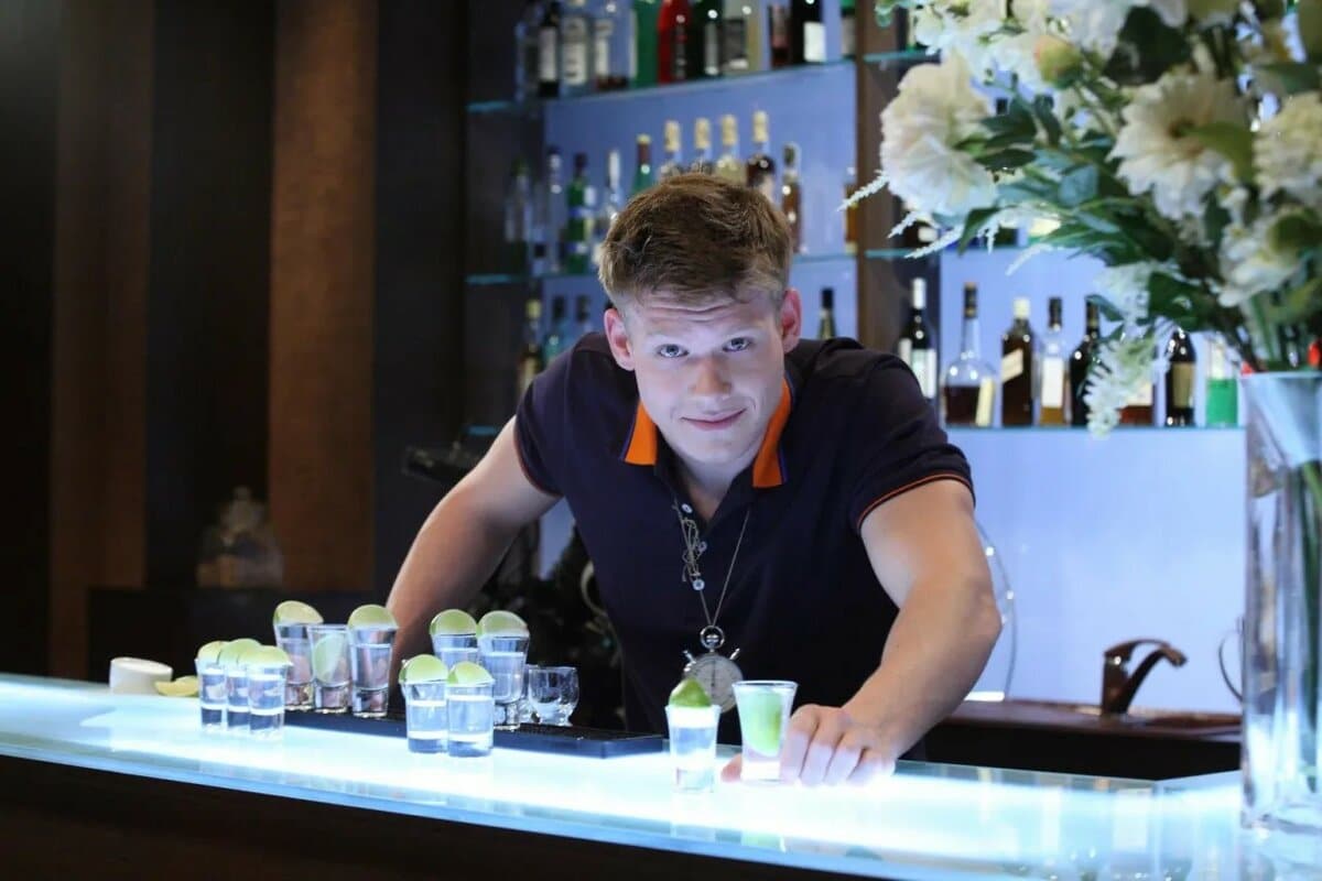 Константин Анисимов бармен