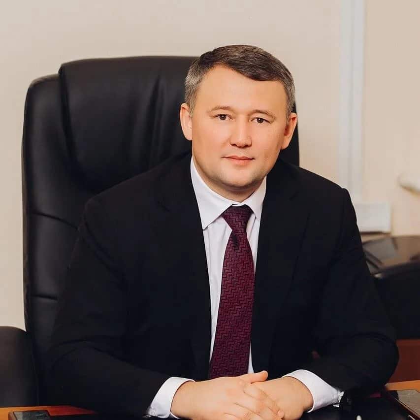 Вячеслав Дамдинцурунов в рабочем кабинете