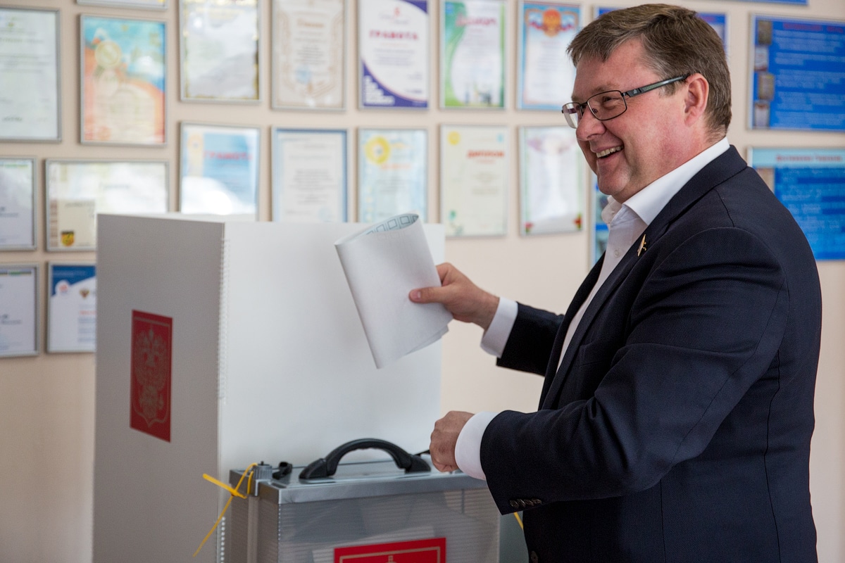 Георгий Карлов в избирательном участке