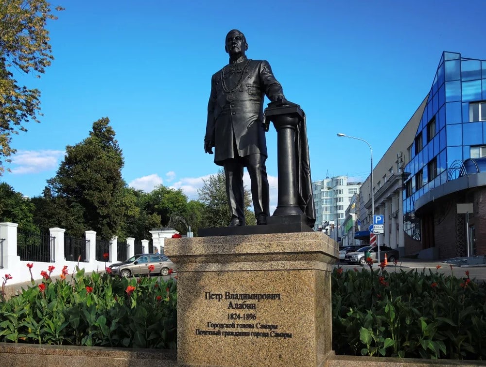 В самаре находится памятники. Памятник Алабину Самара. Памятник Петру Алабину Самара. Памятник п в Алабину в Самаре. Памятник на набережной в Самаре Петру.