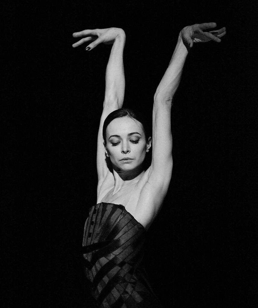 Балерина Диана Вишнева, прекрасная как вишневый цветок, волшебно распускающийся на сцене, представляет из себя настоящий образец грации и совершенства. Ее рост, вес и пропорции фигуры идеальны, что делает ее безупречной представительницей балетного мира.