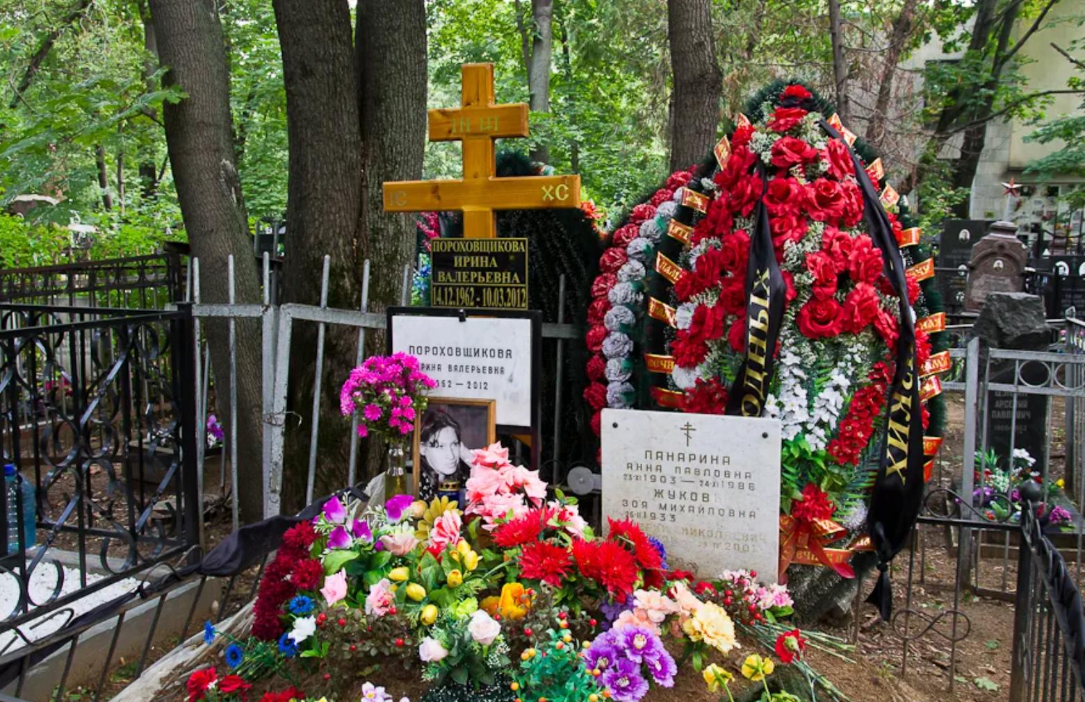 Какой своих похоронен. Могила Ирины Пороховщиковой на Ваганьковском кладбище.