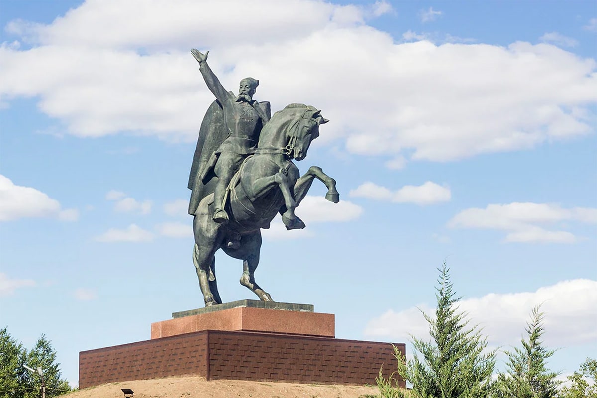 Ока иванович. Памятник Оке Городовикову в Элисте. Ока Городовиков памятник Элиста. Памятник Оке Ивановичу Городовикову Элиста. Ока Иванович Городовиков памятник в Элисте.