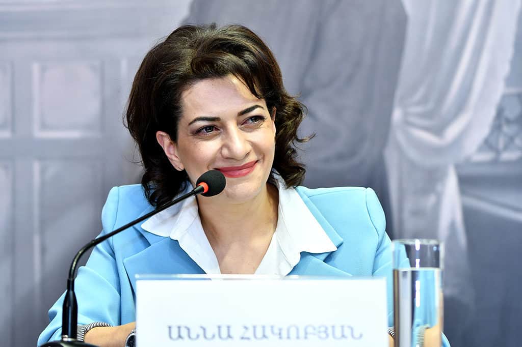 Анна Акопян