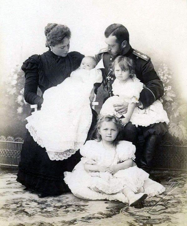 Александра Федоровна с Николаем II и детьми