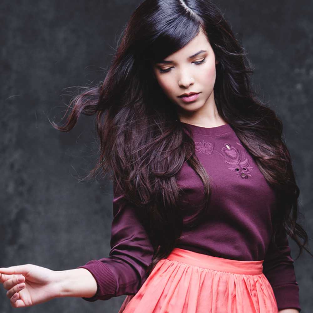 Indila love. Indila. Индила певица. Французская певица индила. Адила́ Седрая.