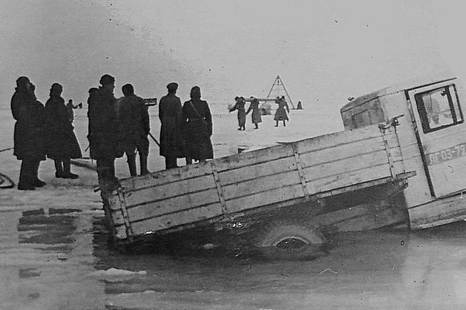 Дорога жизни: как по льду Ладожского озера спасали Ленинград
