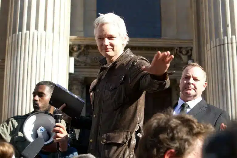 Джулиан Ассанж