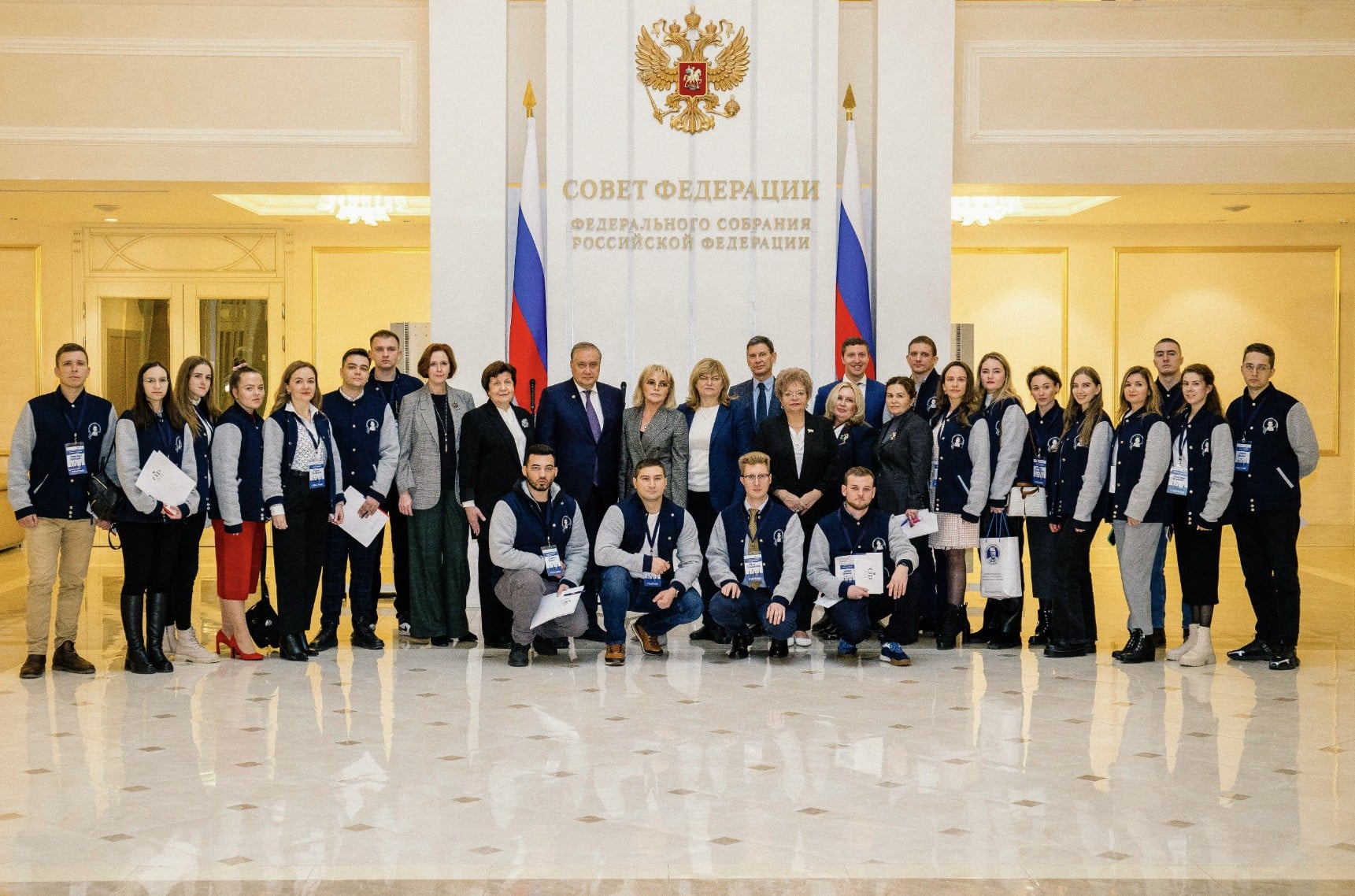 Групповое фото лауреатов конкурса Всероссийской научной школы "Медицина молодая" в Совете Федерации