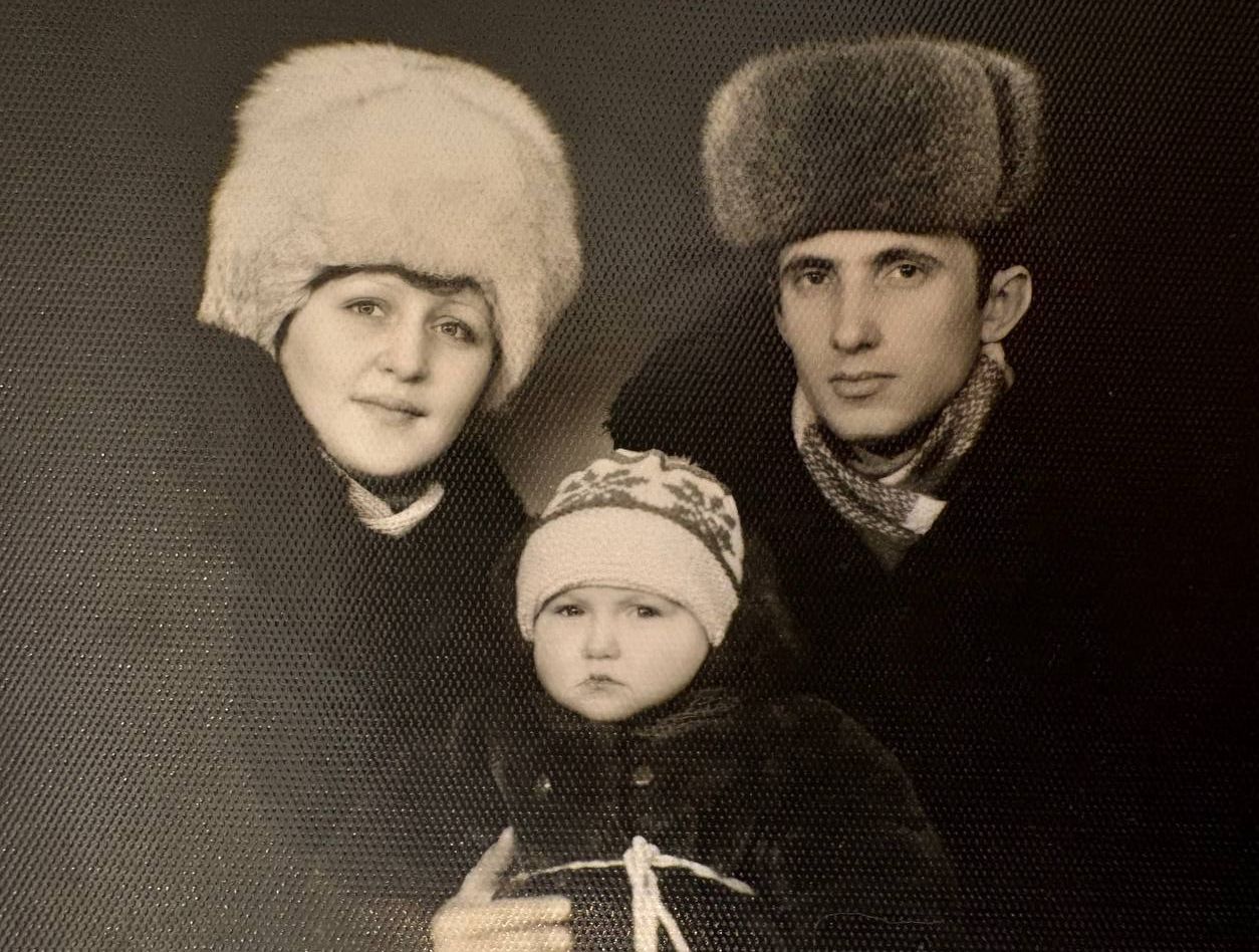 Ольга Лесняк (Барнаш) с родителями.